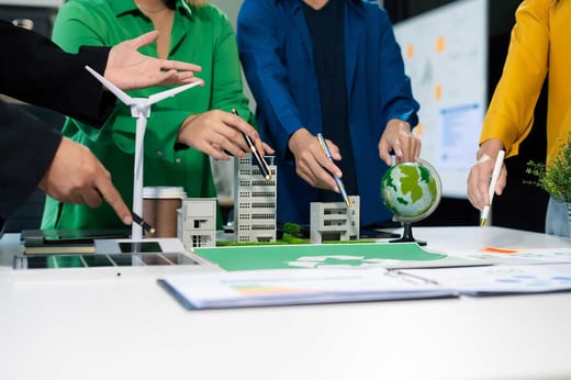 En grupp människor diskuterar hållbar utveckling av förnybar energi.